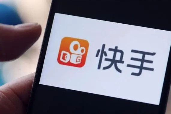 儿子读初二，玩快手还在上面跟人聊天互称男女朋友我该怎么处理？